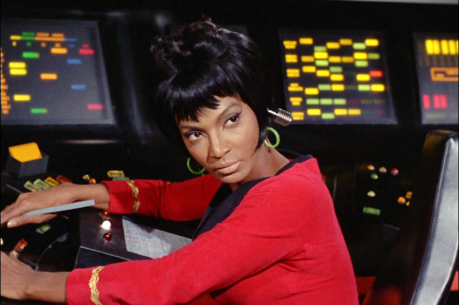 Nichelle Nichols Lieutenant Uhura On Star Trek Dies At 89 The New York Times